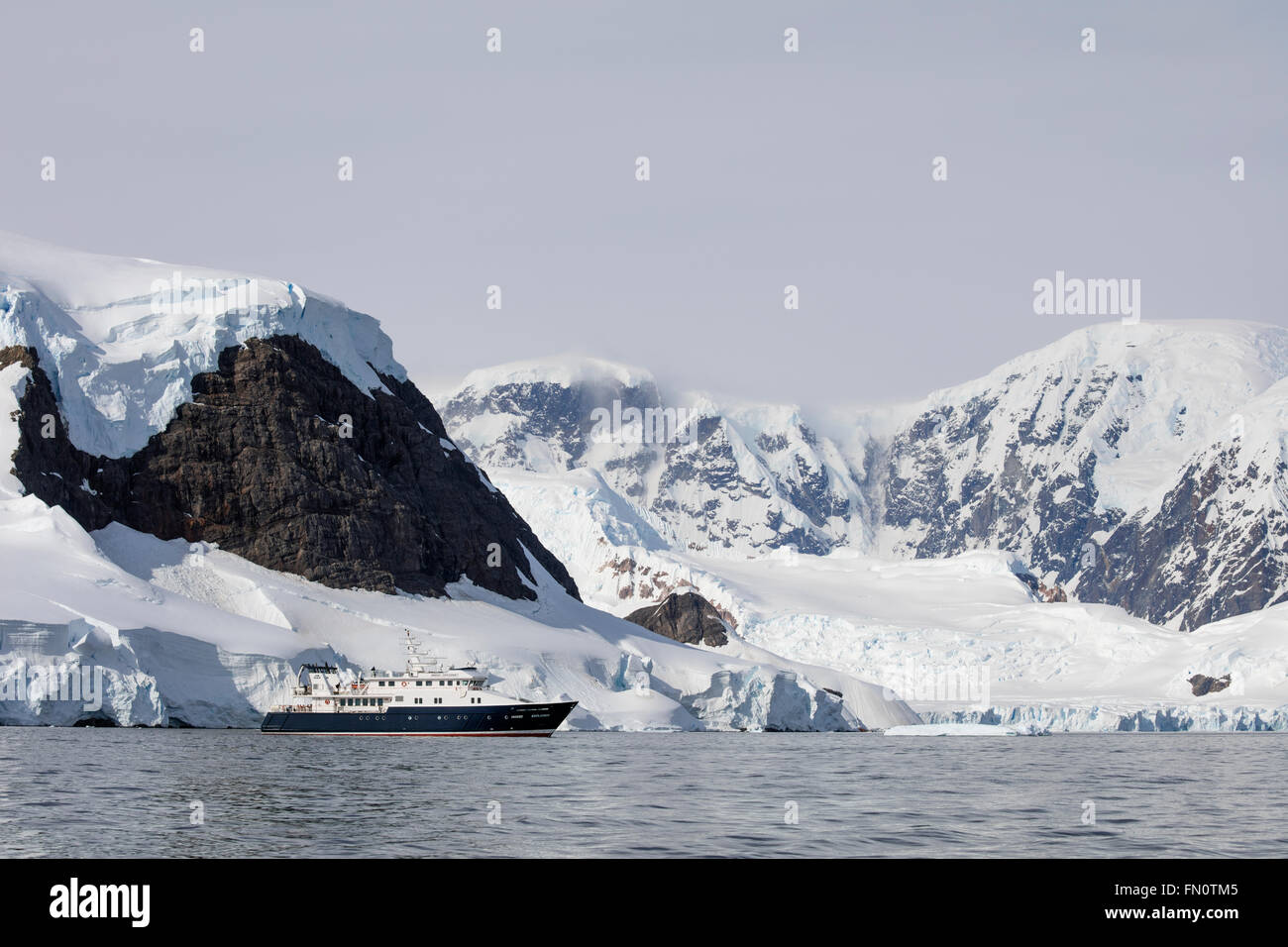 La Antártida, en la península Antártica, Wilhemina Bay, Barco Hanse Explorer Foto de stock