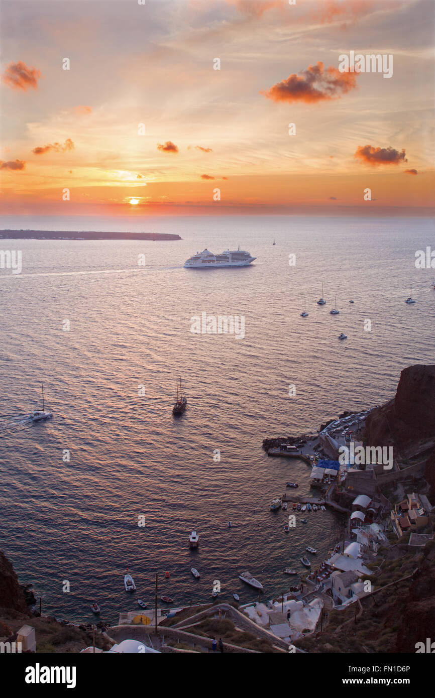 Santorini - El Amoudi puerto de Oia al atardecer Foto de stock