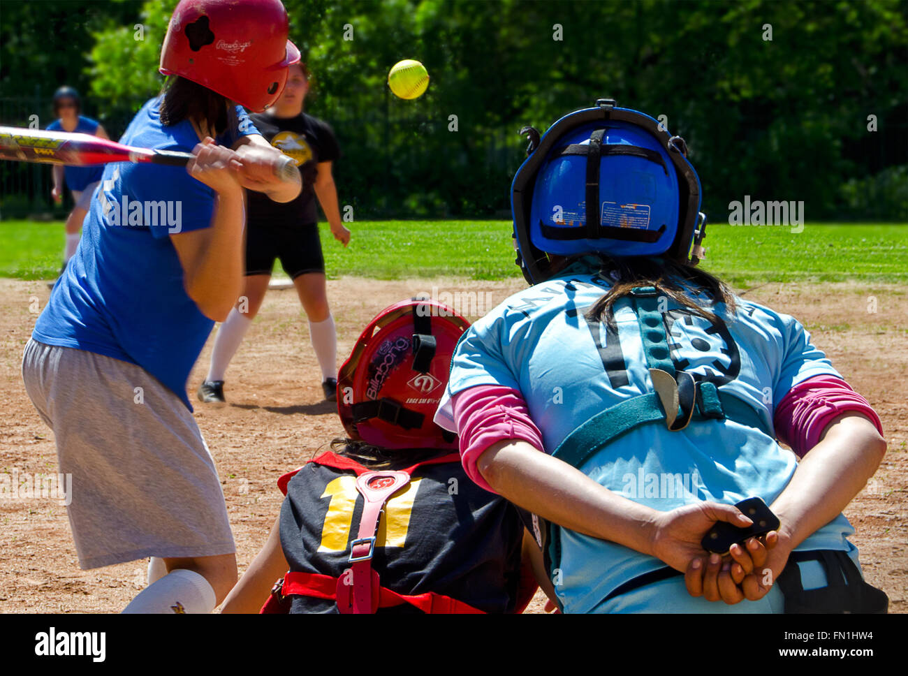 Softball de chicas fotografías e imágenes de alta resolución - Alamy