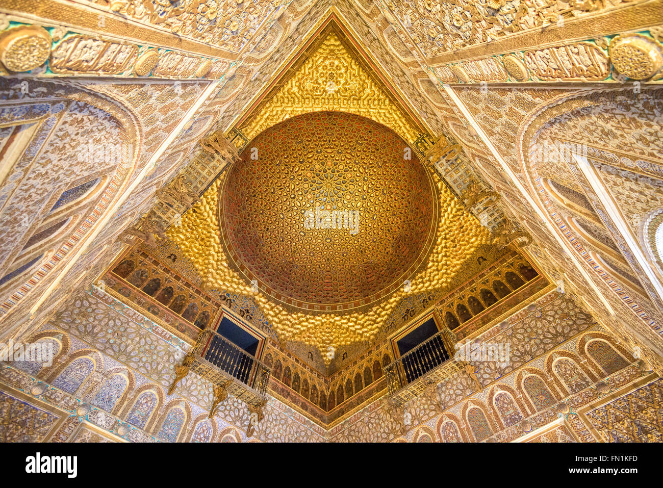 El techo del Real Alcázar de Sevilla. Es el palacio real más antiguo todavía en uso en Europa. Foto de stock