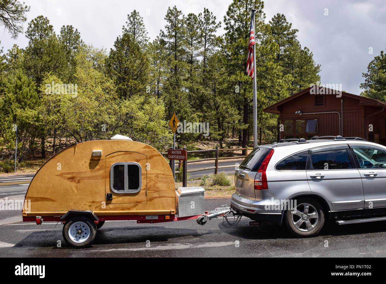 GRAND Canyon National Park, ESTADOS UNIDOS, 29 de mayo de 2015: Self-made teardrop de madera en un remolque de camping camping Grand Canyon. Foto de stock
