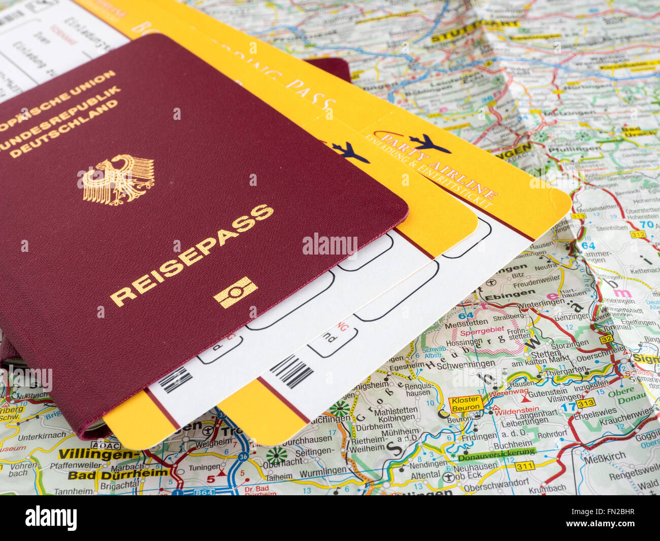 Accesorios para viajes y vacaciones, mapa de fondo. Viaje para turismo,  negocios con artículos esenciales, entradas, pasaporte, libro, cámara,  gafas, sombrero. Verti Fotografía de stock - Alamy