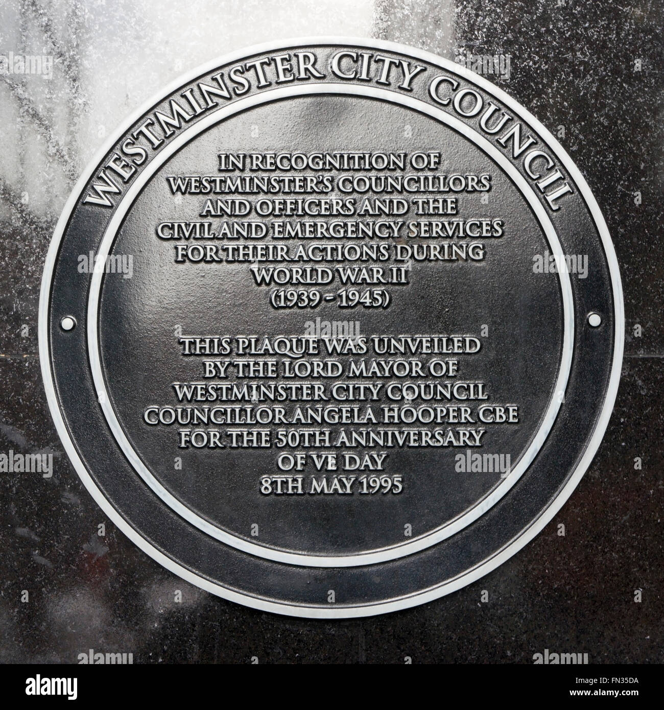 Placa en la ciudad de Westminster Hall conmemorando las acciones de personas relacionadas con el Consejo durante la segunda guerra mundial. Foto de stock