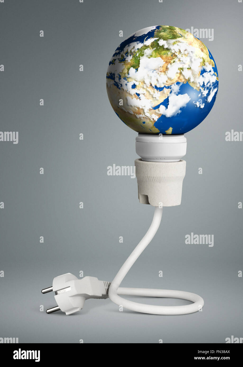 Concepto de energía limpia, la bombilla con el planeta Tierra y enchufe Foto de stock