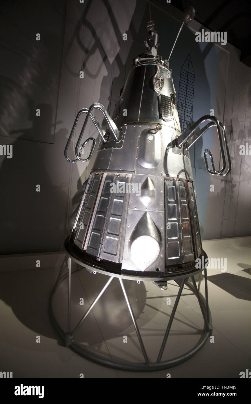 Londres, Reino Unido. 12 Mar, 2016. Los cosmonautas: el nacimiento de la era espacial.LUNA 1 sonda espacial, la ingeniería modelo.El Museo de la ciencia exposición ha reunido una importante colección de nave rusa y artefactos que jamás se muestra en el Reino Unido. En 1957, Rusia lanzó el primer satélite artificial, el Sputnik, en el espacio y sólo cuatro años más tarde envió la primera derechos ''" Yuri Gagarin. Era Rusia que convirtió el sueño de los viajes espaciales en una realidad y se convirtió en la primera nación para explorar el espacio. En la pantalla fue Vostok 6: la cápsula volado por Valentina Tereshkova, la primera mujer en s Foto de stock