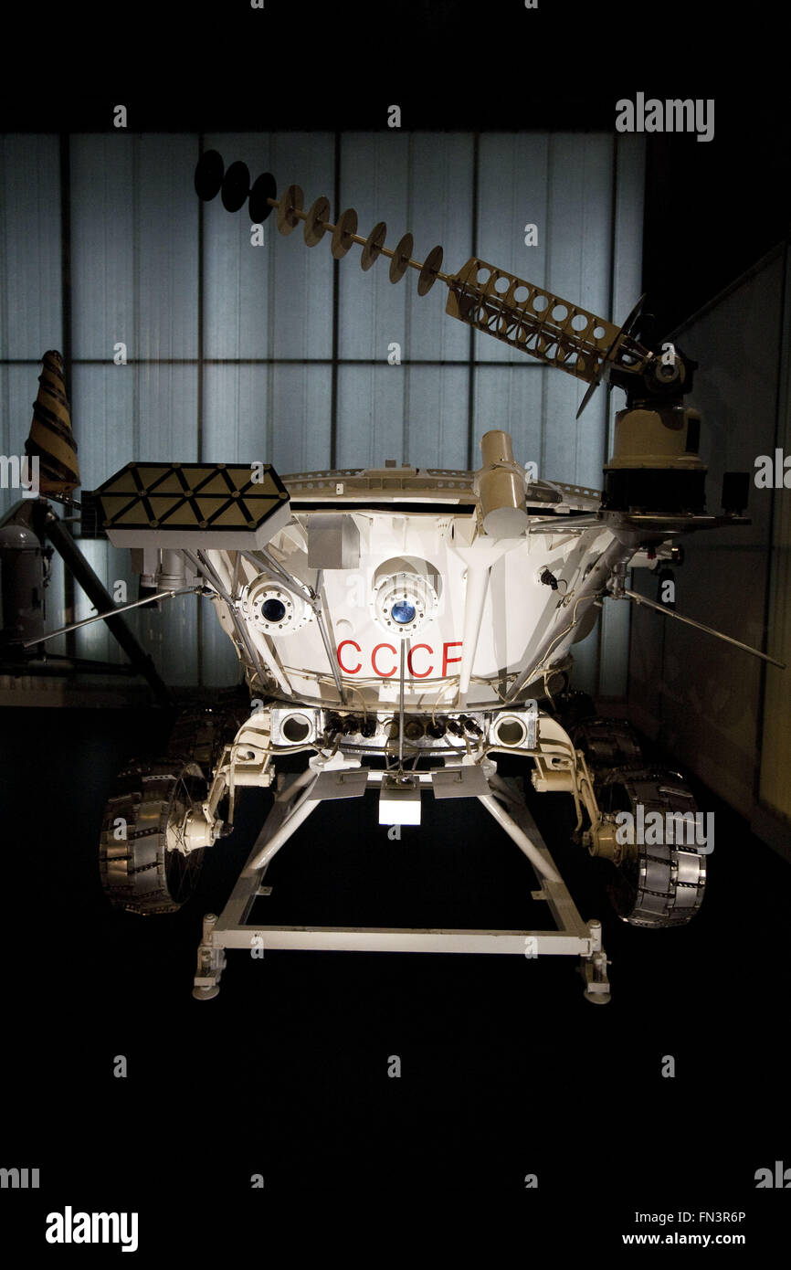 Londres, Reino Unido. 12 Mar, 2016. Los cosmonautas: el nacimiento de la era espacial.El Lunar Lander.El Museo de la ciencia exposición ha reunido una importante colección de nave rusa y artefactos que jamás se muestra en el Reino Unido. En 1957, Rusia lanzó el primer satélite artificial, el Sputnik, en el espacio y sólo cuatro años más tarde envió la primera derechos ''" Yuri Gagarin. Era Rusia que convirtió el sueño de los viajes espaciales en una realidad y se convirtió en la primera nación para explorar el espacio. En la pantalla fue Vostok 6: la cápsula volado por Valentina Tereshkova, la primera mujer en el espacio, la Voskhod 1: los tapones. Foto de stock
