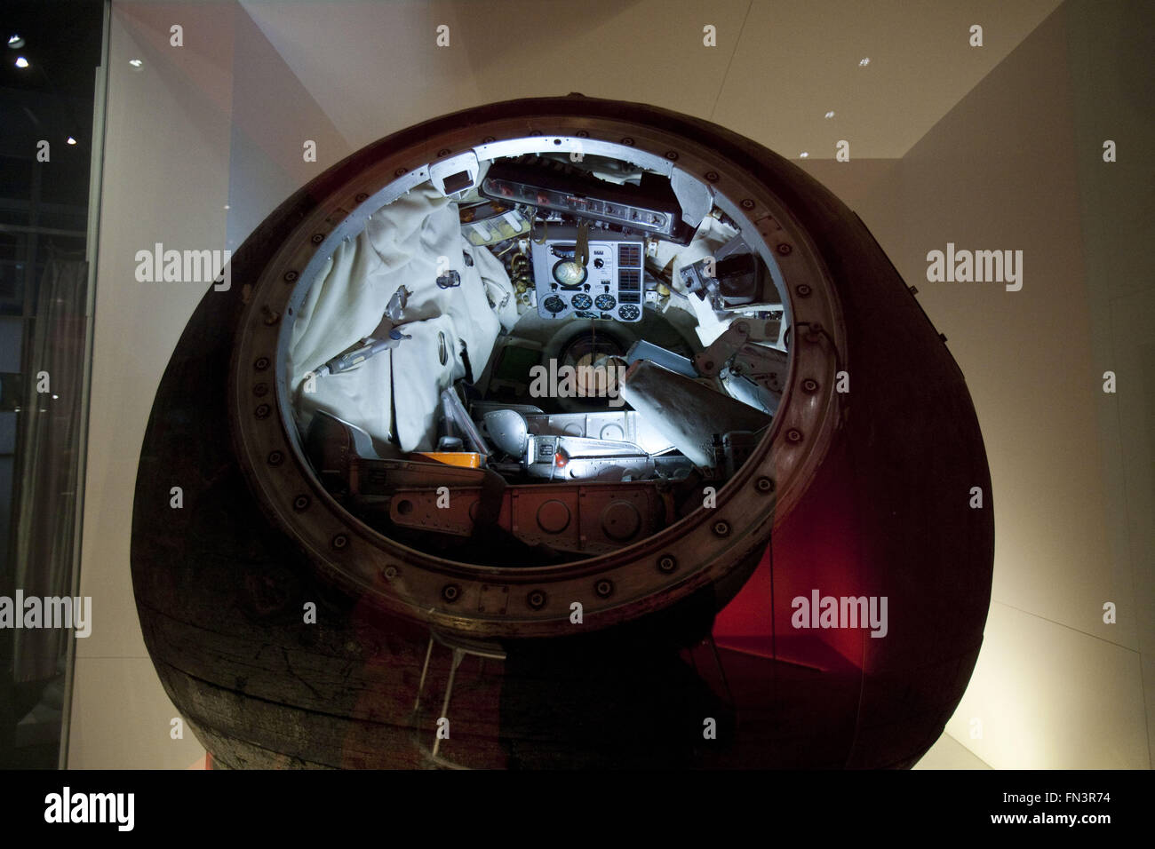 Londres, Reino Unido. 12 Mar, 2016. Los cosmonautas: el nacimiento de la era espacial.VOSKHOD-1 cápsulas de descenso, 1964.El Museo de la ciencia exposición ha reunido una importante colección de nave rusa y artefactos que jamás se muestra en el Reino Unido. En 1957, Rusia lanzó el primer satélite artificial, el Sputnik, en el espacio y sólo cuatro años más tarde envió la primera derechos ''" Yuri Gagarin. Era Rusia que convirtió el sueño de los viajes espaciales en una realidad y se convirtió en la primera nación para explorar el espacio. En la pantalla fue Vostok 6: la cápsula volado por Valentina Tereshkova, la primera mujer en el espacio, Foto de stock