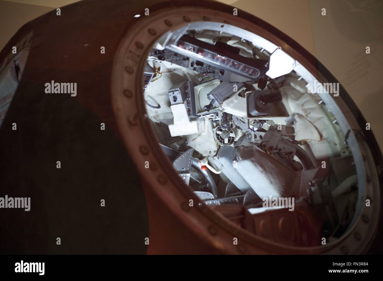 Londres, Reino Unido. 12 Mar, 2016. Los cosmonautas: el nacimiento de la era espacial.El Museo de la ciencia exposición ha reunido una importante colección de nave rusa y artefactos que jamás se muestra en el Reino Unido. En 1957, Rusia lanzó el primer satélite artificial, el Sputnik, en el espacio y sólo cuatro años más tarde envió la primera derechos ''" Yuri Gagarin. Era Rusia que convirtió el sueño de los viajes espaciales en una realidad y se convirtió en la primera nación para explorar el espacio. En la pantalla fue Vostok 6: la cápsula volado por Valentina Tereshkova, la primera mujer en el espacio, la Voskhod 1: la cápsula usada en t Foto de stock