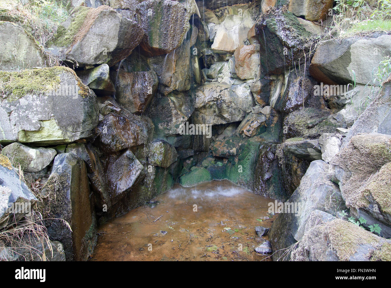 Mattoni cascada - cascada artificial con agua mineral. Foto de stock