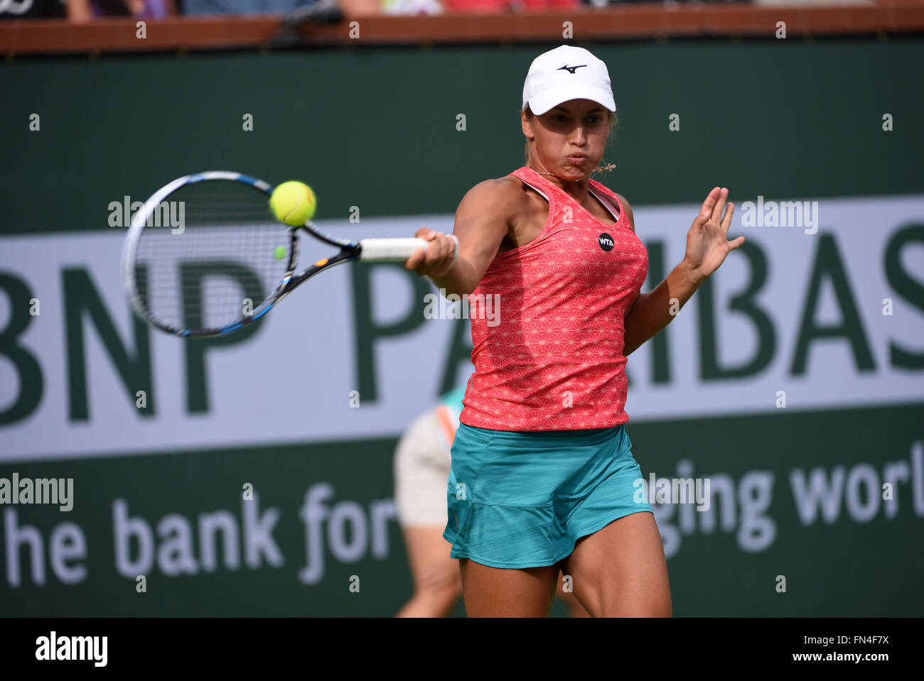 Indian Wells, California, Estados Unidos. Indian Wells, CA. 13 Mar, 2016. Yulia Putintseva (KAZ) en acción contra Serena Williams durante el BNP Paribas Open en Indian Wells Tennis Garden en Indian Wells, CA. Williams ganó el partido 7-6, 6-0. John Green/CSM/Alamy Live News Credit: Cal Sport Media/Alamy Live News Foto de stock