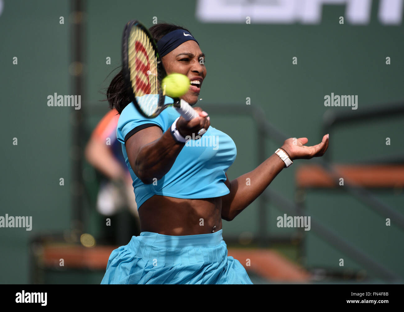 Indian Wells, California, Estados Unidos. Indian Wells, CA. 13 Mar, 2016. Serena Williams en acción contra Yulia Putintseva (KAZ) durante el BNP Paribas Open en Indian Wells Tennis Garden en Indian Wells, CA. Williams ganó el partido 7-6, 6-0. John Green/CSM/Alamy Live News Credit: Cal Sport Media/Alamy Live News Foto de stock