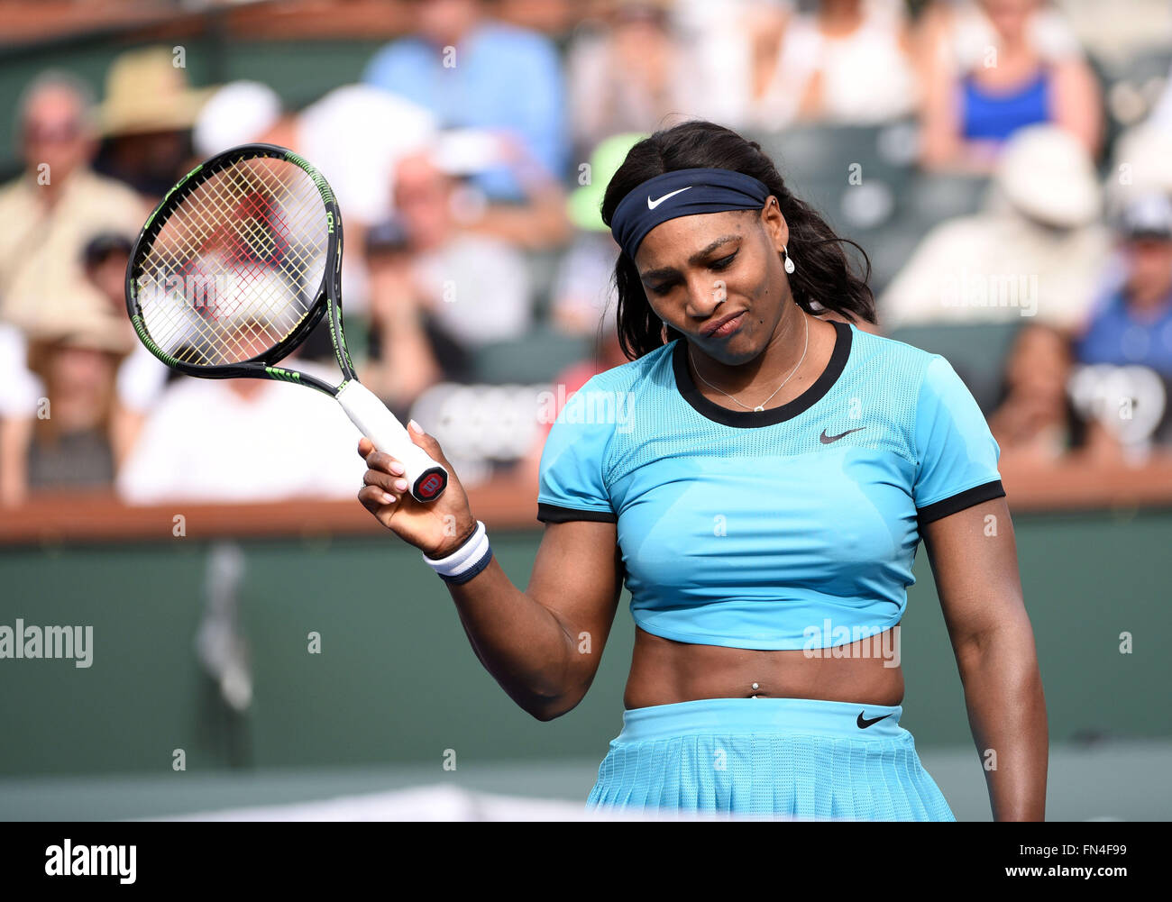 Indian Wells, California, Estados Unidos. Indian Wells, CA. 13 Mar, 2016. Serena Williams en acción contra Yulia Putintseva (KAZ) durante el BNP Paribas Open en Indian Wells Tennis Garden en Indian Wells, CA. Williams ganó el partido 7-6, 6-0. John Green/CSM/Alamy Live News Credit: Cal Sport Media/Alamy Live News Foto de stock