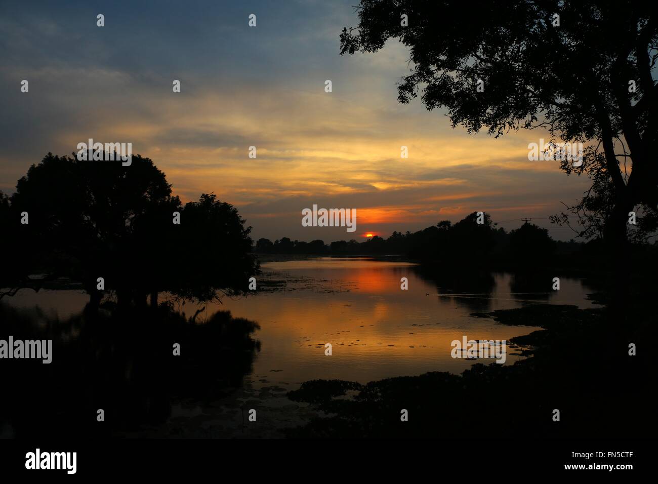 Impresionante puesta de sol sobre el lago Foto de stock