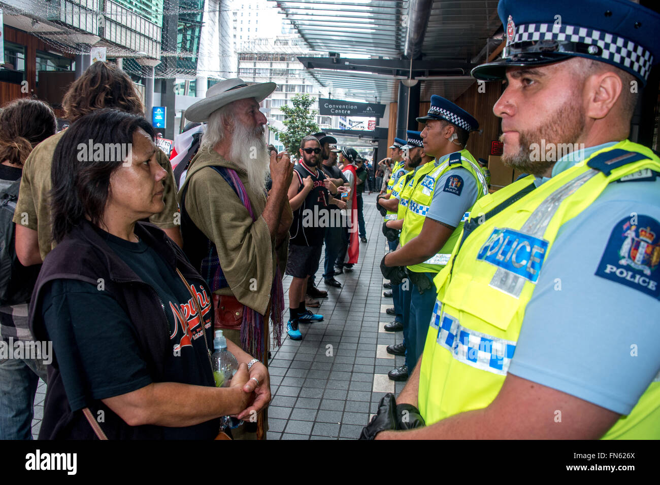 AUCKLAND, Nueva Zelanda - Febrero 4, 2016 policía formó filas en torno a la entrada de Sky City. El TPPA anti-protesta. Foto de stock