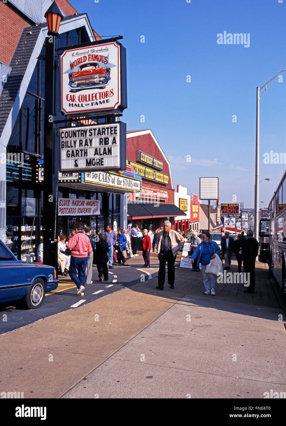 La gente caminando por las tiendas y negocios a lo largo de la fila de  música, Nashville, Tennessee, Estados Unidos de América Fotografía de stock  - Alamy