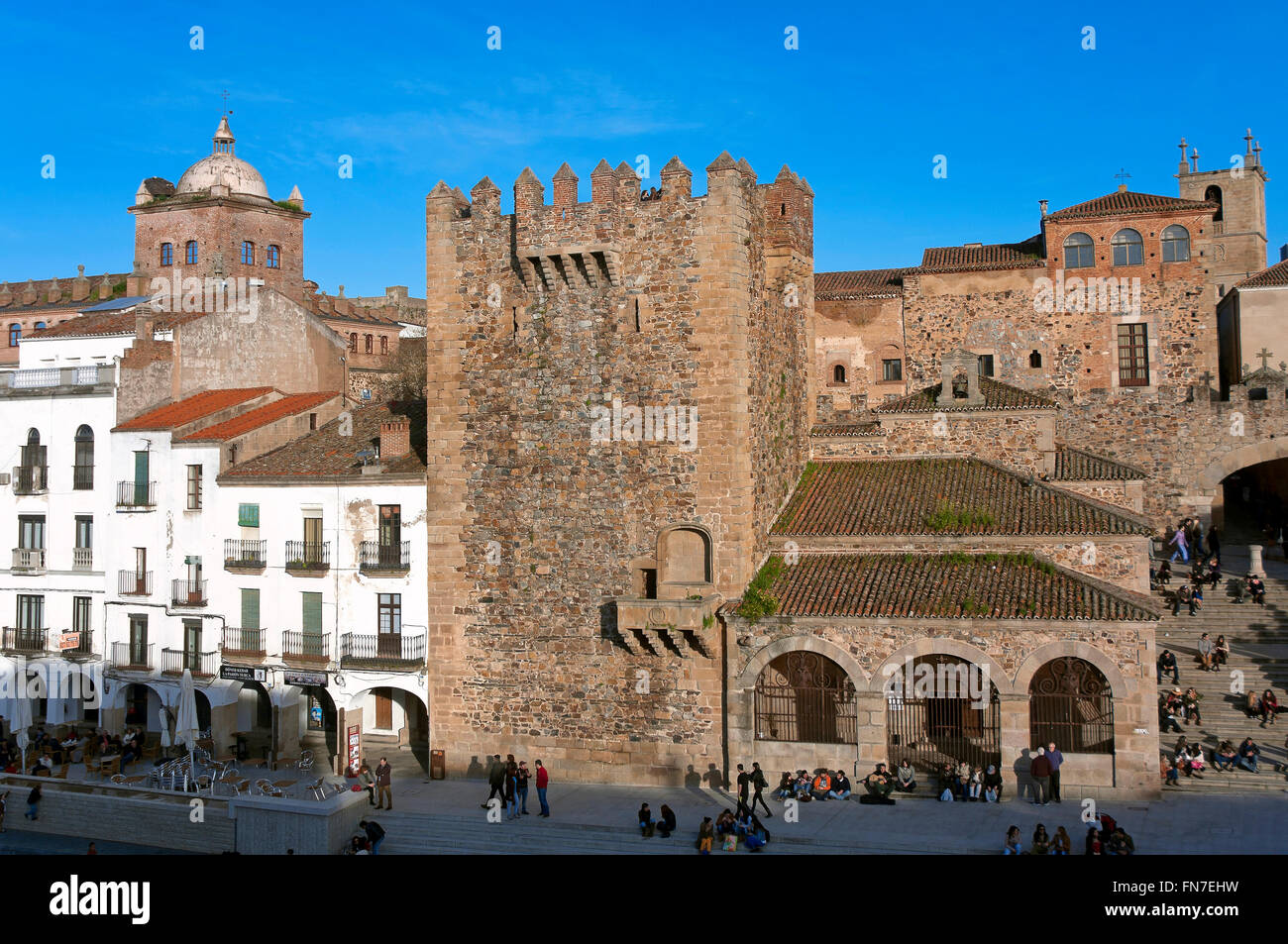 La plaza principal y la Torre de Bujaco -12ª siglo, Cáceres, en la región de Extremadura, España, Europa Foto de stock
