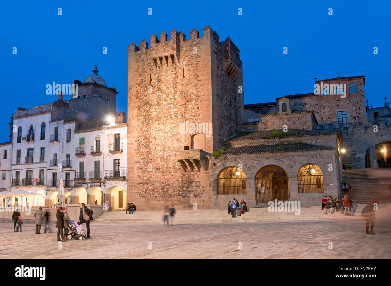 La plaza principal y la Torre de Bujaco -12ª siglo, Cáceres, en la región de Extremadura, España, Europa Foto de stock