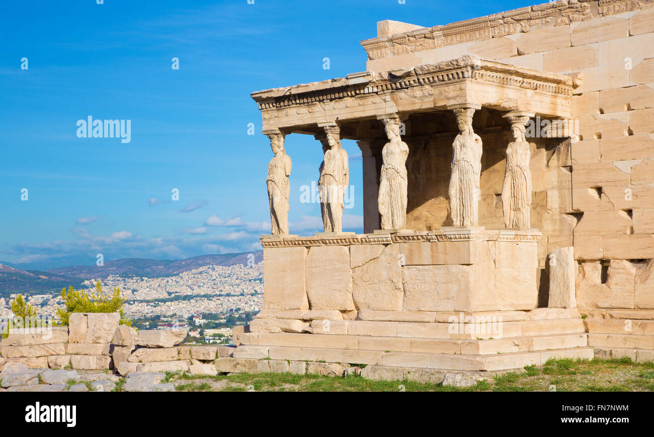 Atenas - Las estatuas de Erecteion en la Acrópolis y de la ciudad de la luz de la mañana. Foto de stock