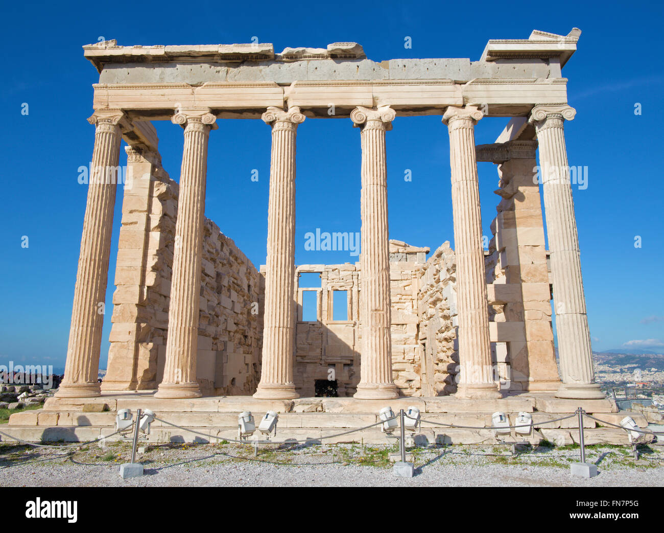 Atenas - El Erecteion en la Acrópolis en la luz de la mañana. Foto de stock