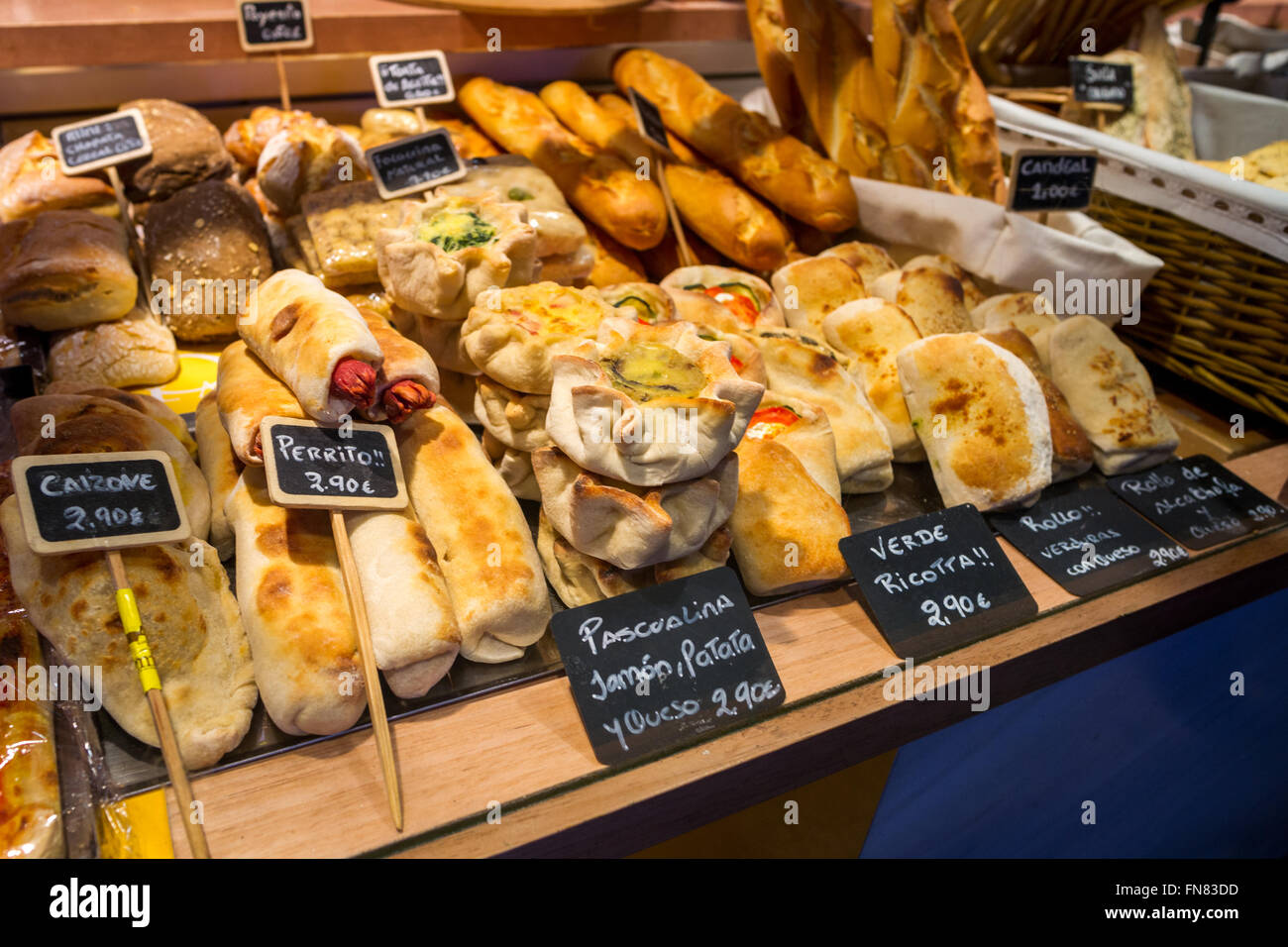 Pastelería en Mercado de San Miguel en Madrid Fotografía de stock - Alamy
