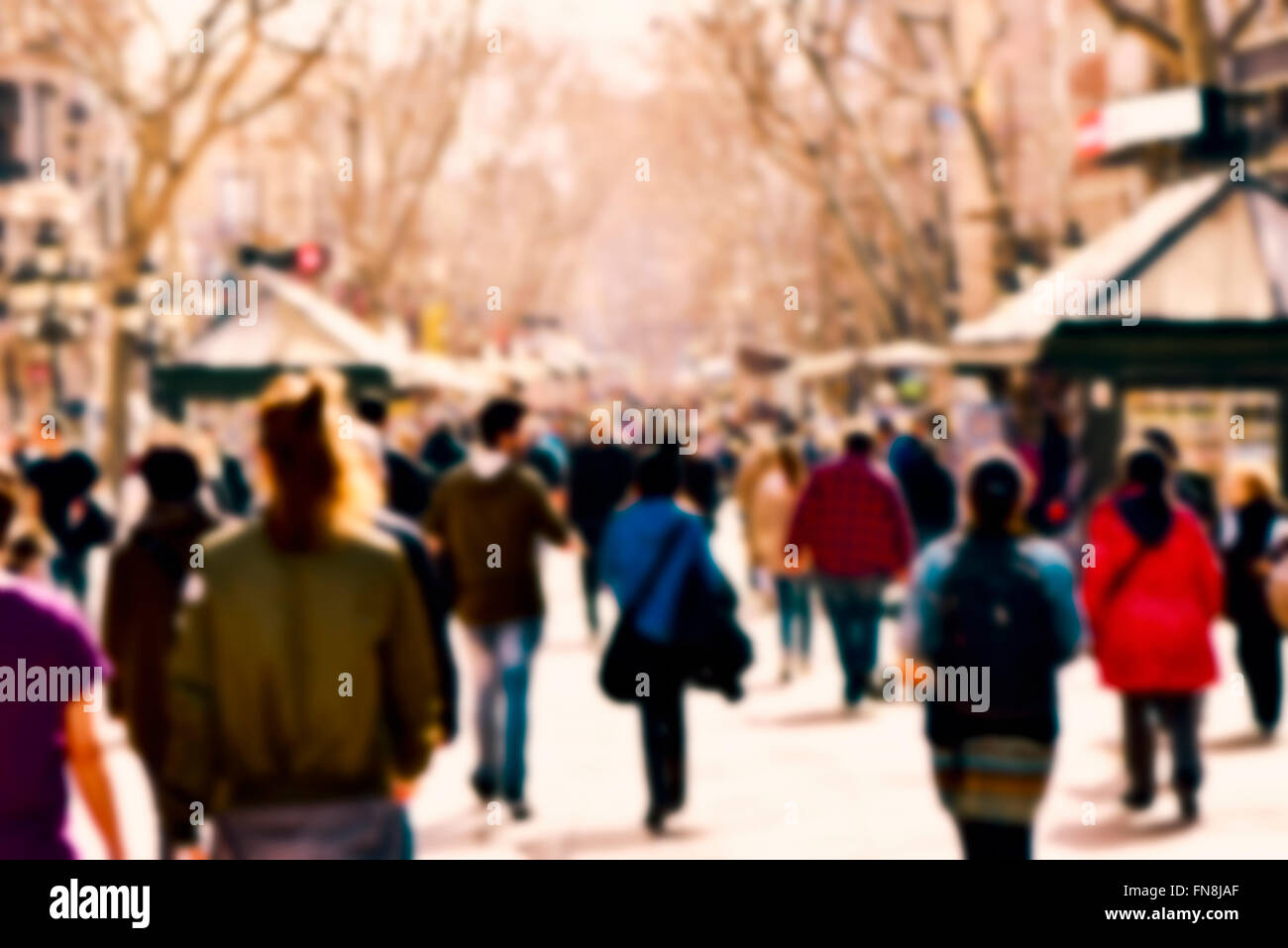 Efecto de desenfoque de fondo desenfocado de gente caminando en una  concurrida calle peatonal Fotografía de stock - Alamy
