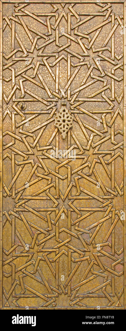 TEL AVIV, ISRAEL - Marzo 2, 2015: La puerta de metal en estilo árabe en la vieja Jaffa en la casa en la Plaza de Kedumim. Foto de stock