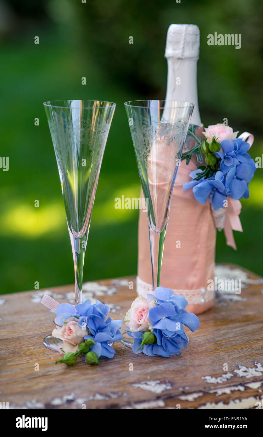 Una botella de champaña y dos copas de champaña flauta Foto de stock