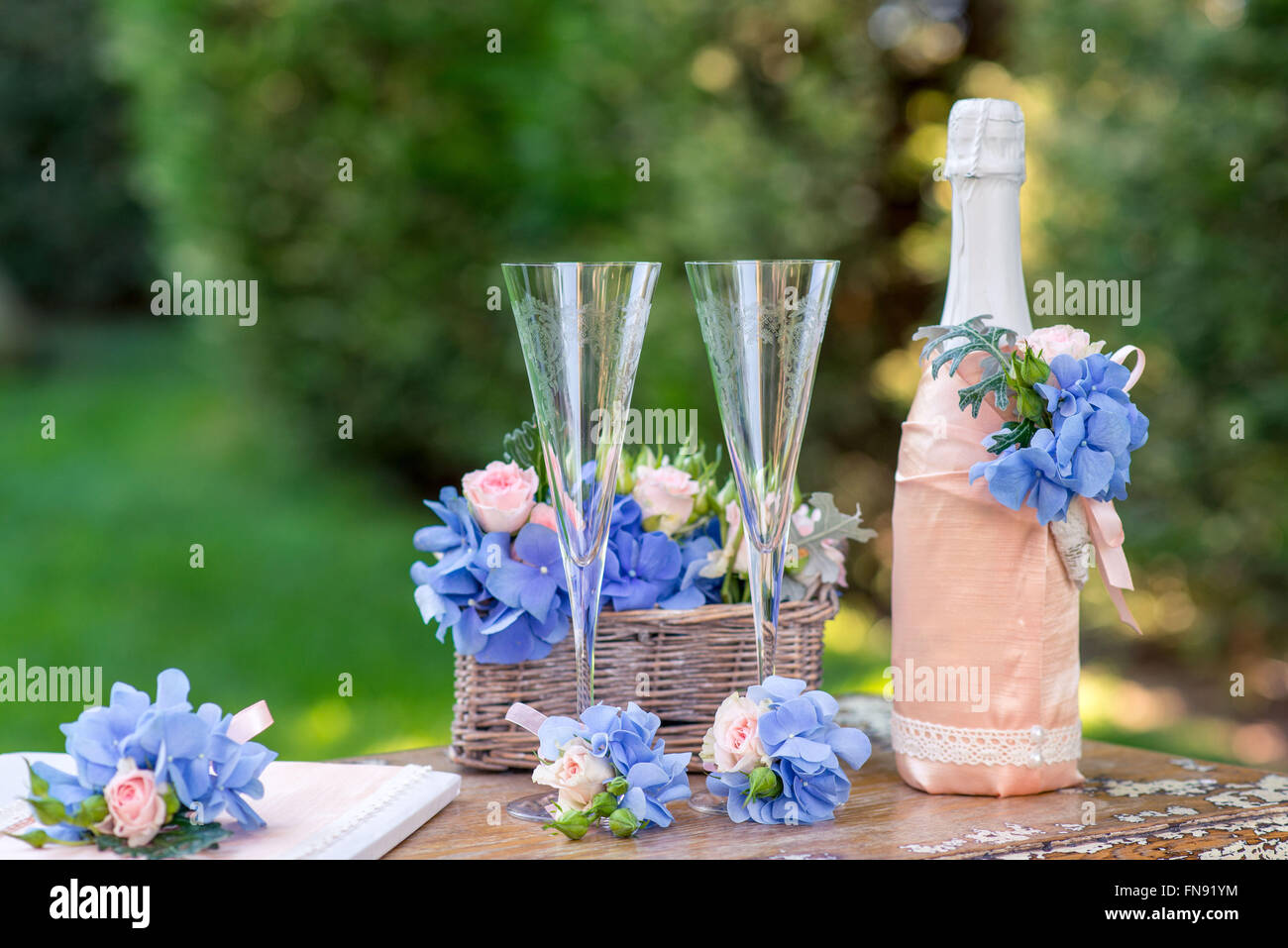 Una botella de champaña y dos copas de champaña flauta Foto de stock