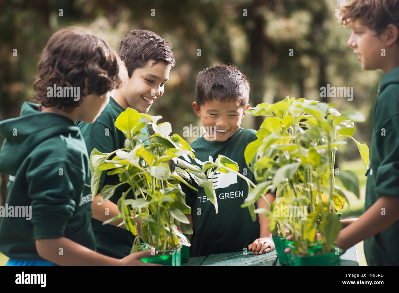 En un grupo de niños aprendiendo sobre las plantas y las flores, en un  afterschool club o campamento de verano Fotografía de stock - Alamy