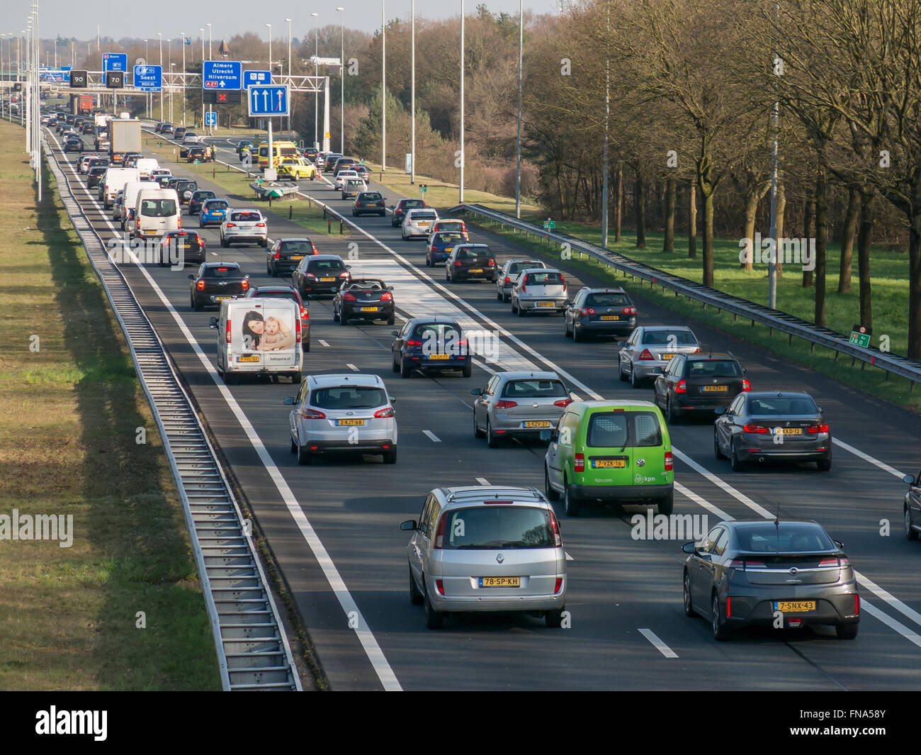 Atasco de tráfico tras un accidente durante la hora punta en la autopista A1, Hilversum, en los Países Bajos Foto de stock