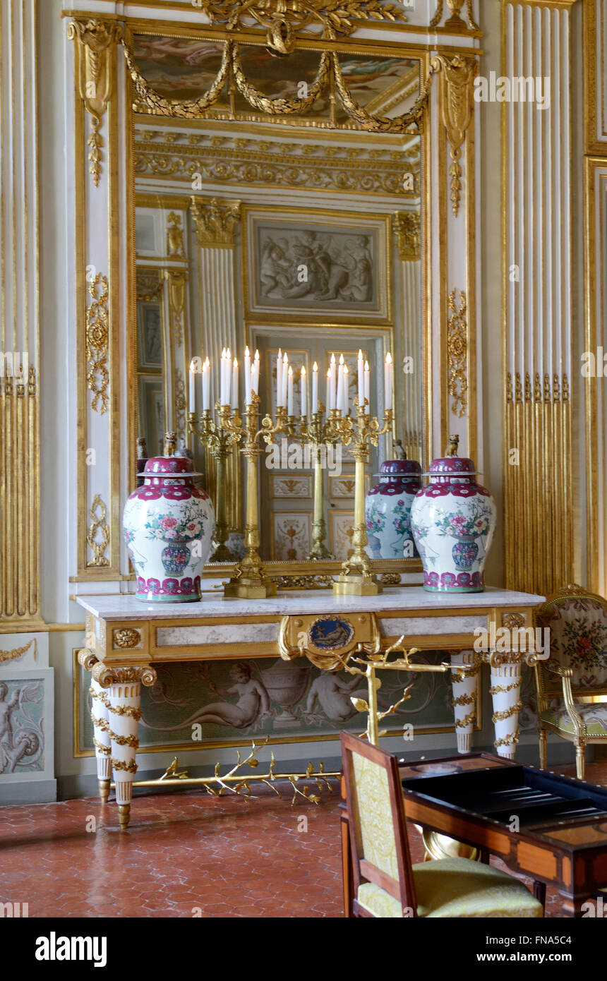 Jarrones en chimenea & dorado espejo Salón Principal o Salón Castillo Borely (c18th) o MARSELLA Marsella Provenza Francia Foto de stock