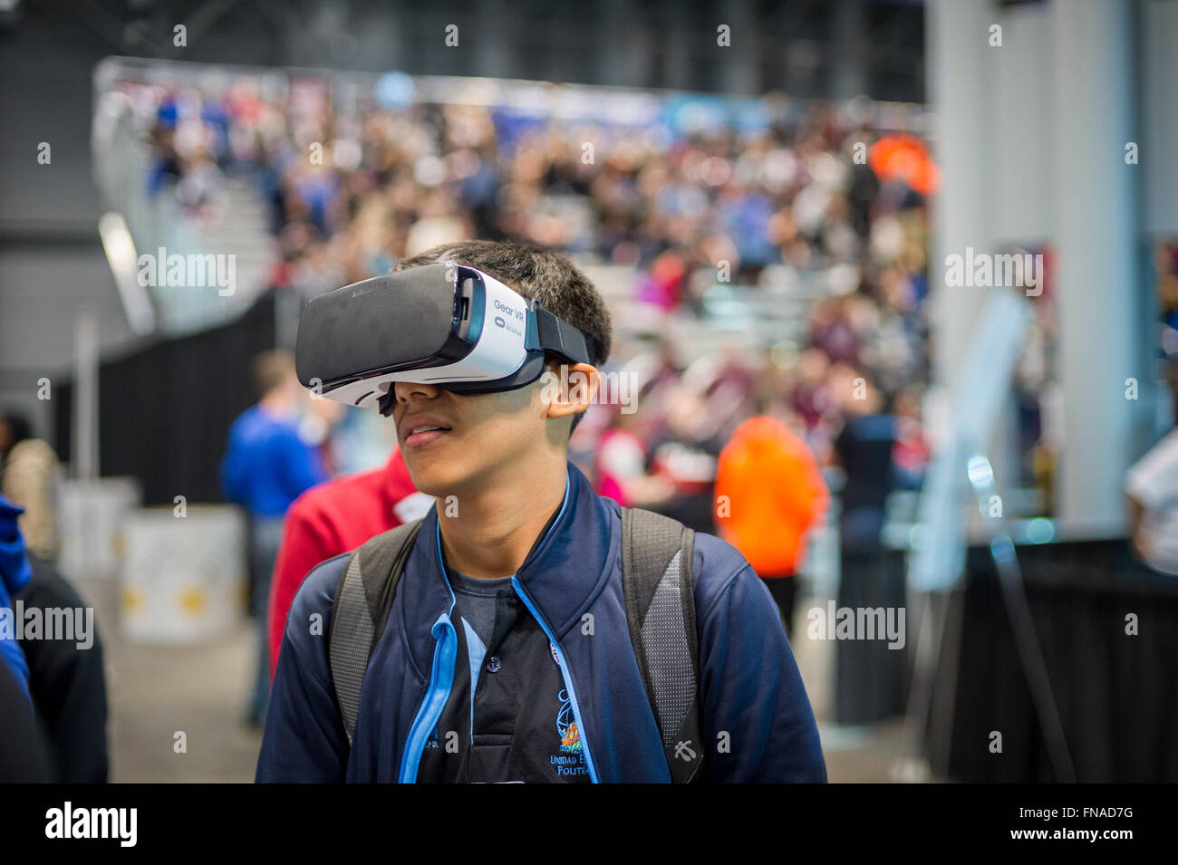 Un participante utiliza un engranaje de Samsung un dispositivo de realidad virtual VR las dos inversiones Sigma stand en una carrera Expo celebrada en el primer campeonato de NYC de robótica en el centro de convención de Jacob Javits en Nueva York el domingo, 13 de marzo de 2016. La expo permite a los participantes hablar con empresas y organizaciones profesionales dando una mirada del mundo real en la ciencia y la tecnología, tal como se utiliza en el mundo de los negocios y sus oportunidades de carrera. (© Richard B. Levine) Foto de stock