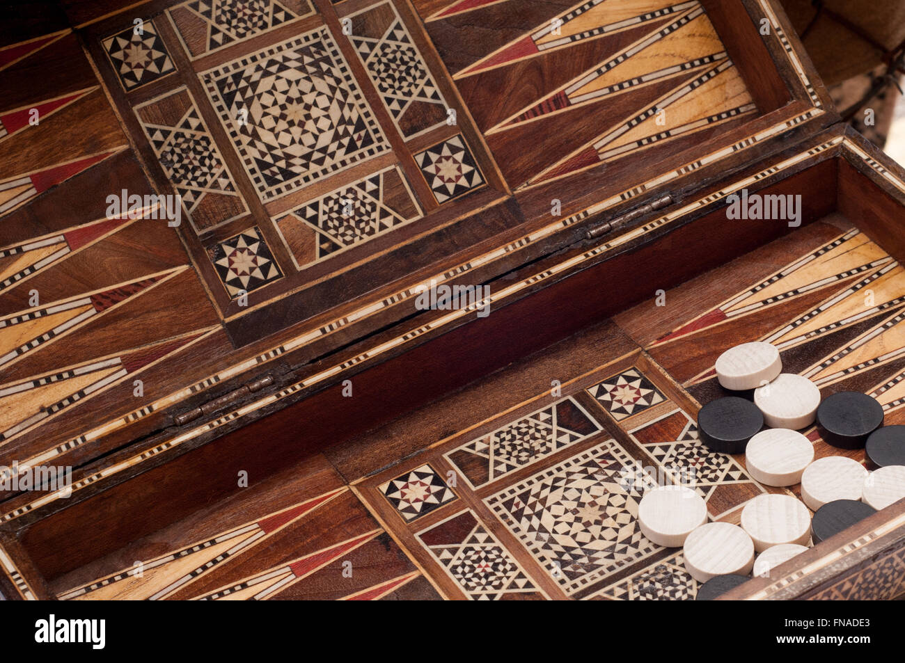 Juego de tablero de backgammon en pantalla cuadro de antigüedades carboot venta en Bath, Reino Unido. Foto de stock