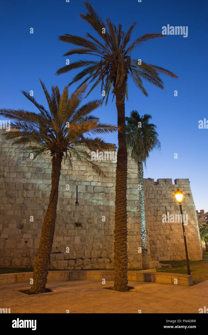 Jerusalén - parte oeste de las murallas de la ciudad al anochecer. Foto de stock