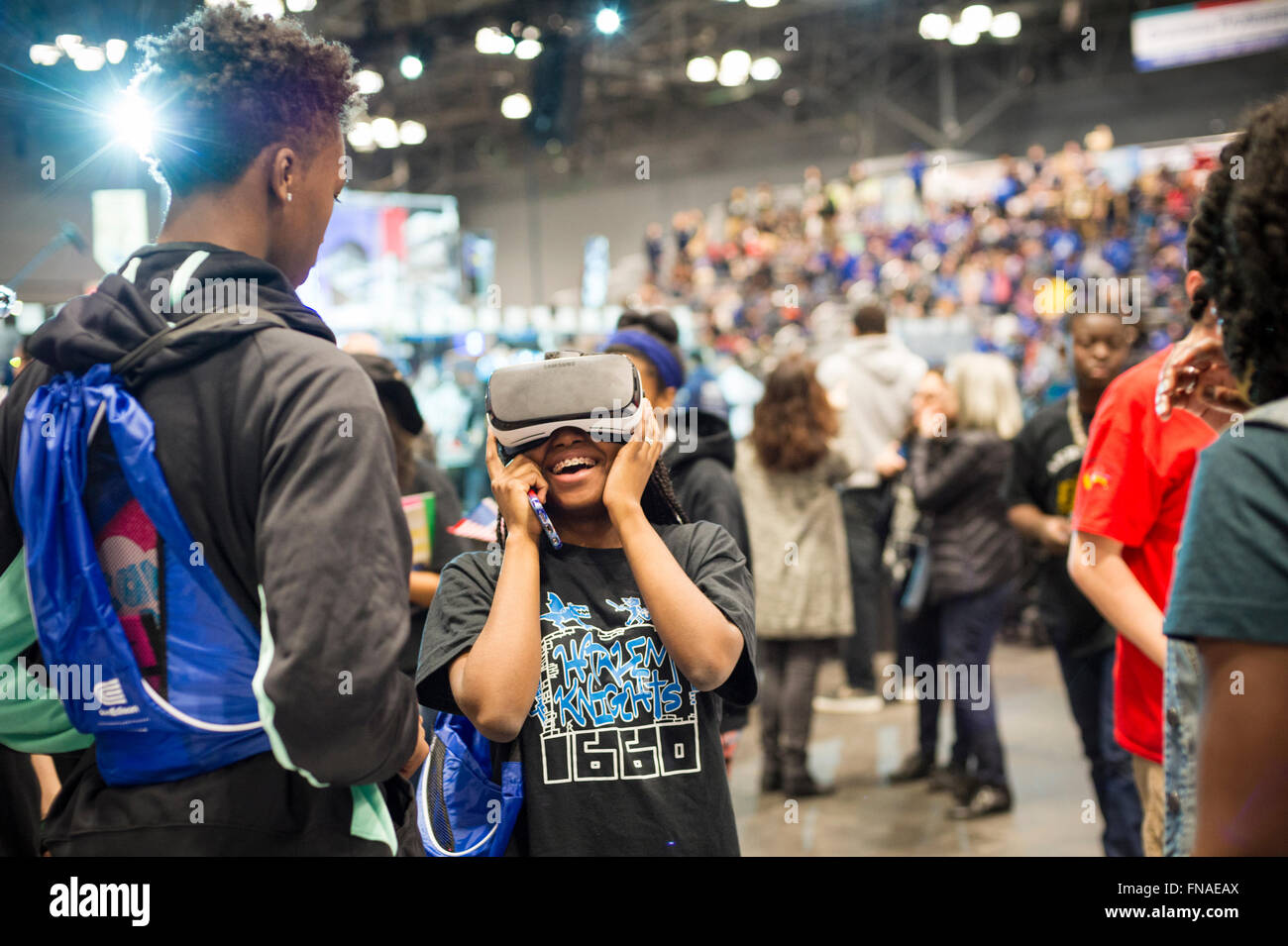 Los participantes utilizan un engranaje de Samsung un dispositivo de realidad virtual VR las dos inversiones Sigma stand en una carrera Expo celebrada en el primer campeonato de NYC de robótica en el centro de convención de Jacob Javits en Nueva York el domingo, 13 de marzo de 2016. La expo permite a los participantes hablar con empresas y organizaciones profesionales dando una mirada del mundo real en la ciencia y la tecnología, tal como se utiliza en el mundo de los negocios y sus oportunidades de carrera. (© Richard B. Levine) Foto de stock