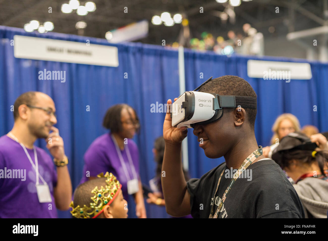 A los visitantes del stand de Comcast NBCUniversal Samsung lleva un dispositivo de realidad virtual VR de marcha en una carrera Expo celebrada en el primer campeonato de NYC de robótica en el centro de convención de Jacob Javits en Nueva York el domingo, 13 de marzo de 2016. La expo permite a los participantes hablar con empresas y organizaciones profesionales dando una mirada del mundo real en la ciencia y la tecnología, tal como se utiliza en el mundo de los negocios y sus oportunidades de carrera. (© Richard B. Levine) Foto de stock