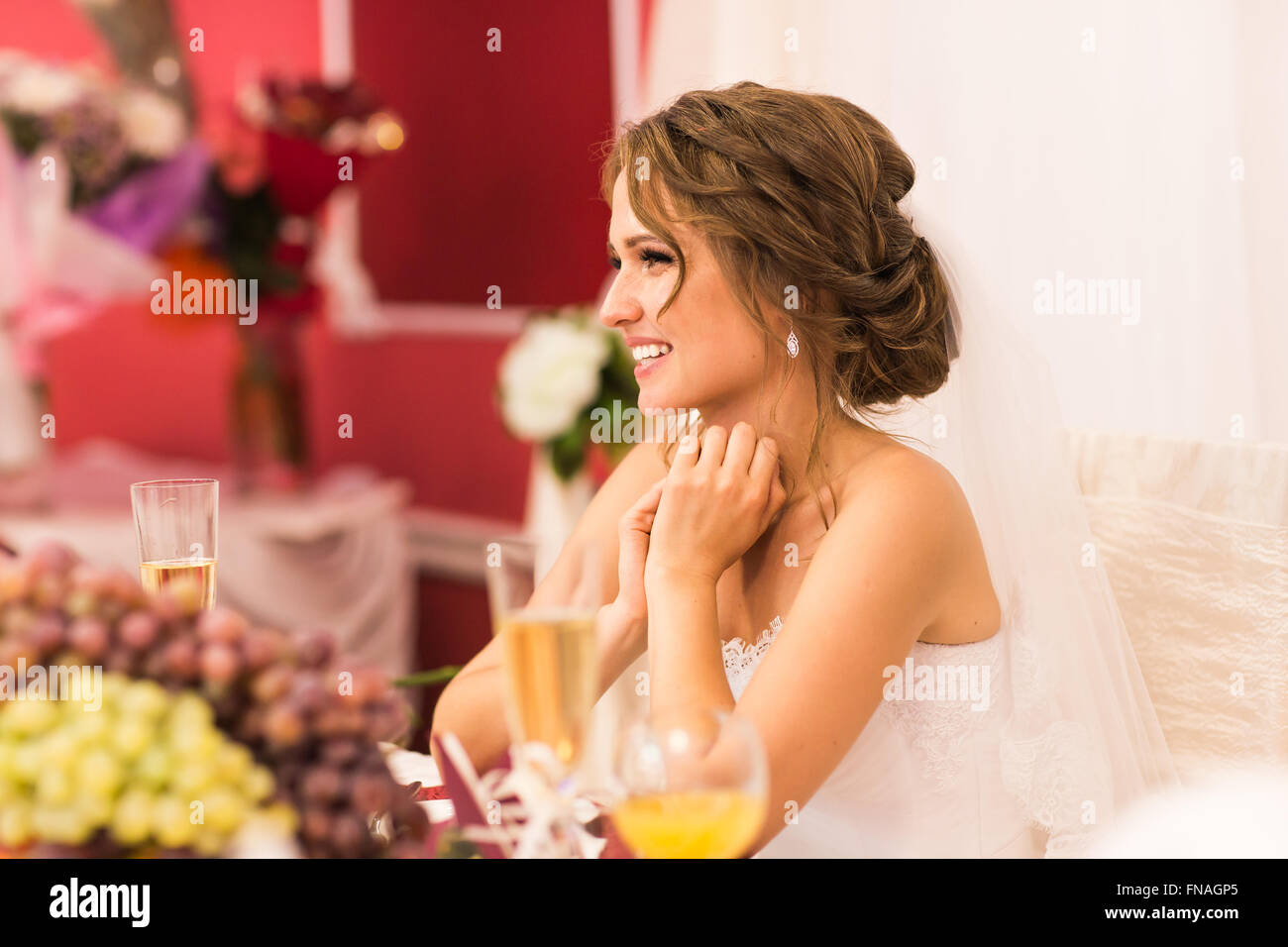 Retrato de novia. Celebración, recepción de boda en un restaurante. Foto de stock