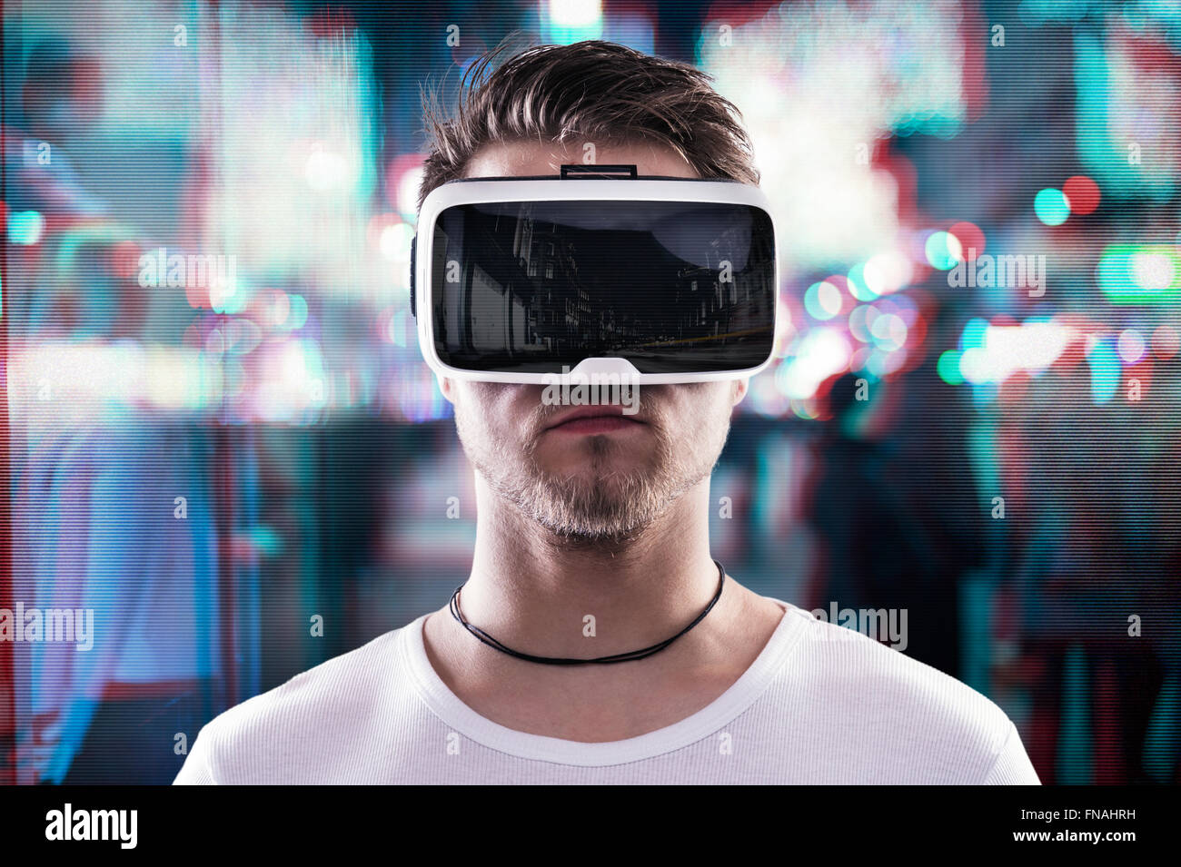 El hombre llevaba gafas de realidad virtual contra la ciudad de noche Foto de stock