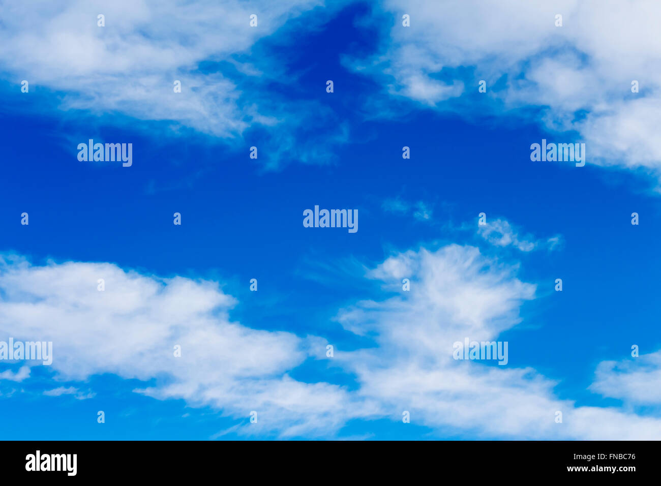 Fondo con cielos azules y nubes cirrus alta Foto de stock