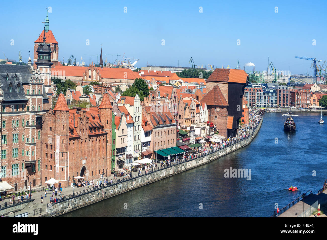 La ciudad antigua de Gdansk, en Polonia, con el puerto medieval más antigua grúa (Zuraw) en Europa. Vista aérea. Foto de stock
