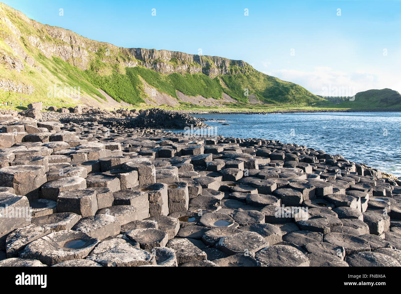 Giants Causeway, formación geológica única de rocas y acantilados en el Condado de Antrim, Irlanda del Norte, en la luz del atardecer Foto de stock