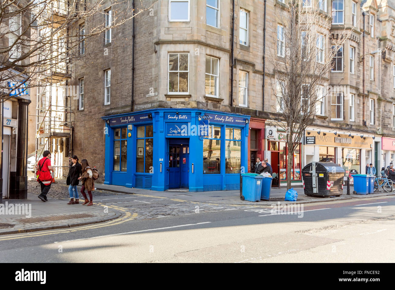 La entrada al conocido pub de música folk "Andy Bell's' cerca de Grayfriar Kirk en el casco antiguo de Edimburgo. Foto de stock