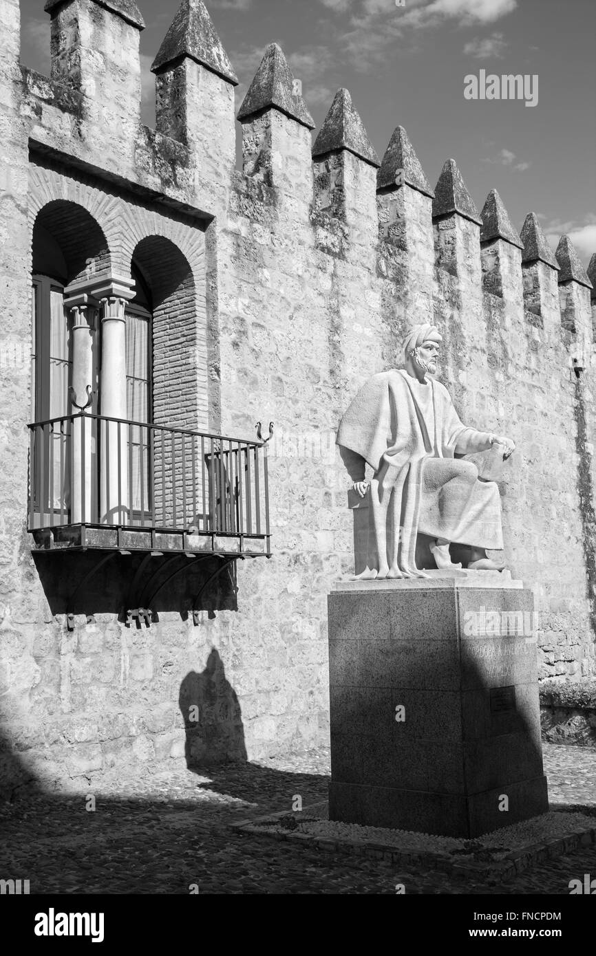 CORDOBA, España - 25 de mayo de 2015: La estatua del filósofo Averroes árabe medieval por Pablo Yusti Conejo (1967) y murallas de la ciudad. Foto de stock