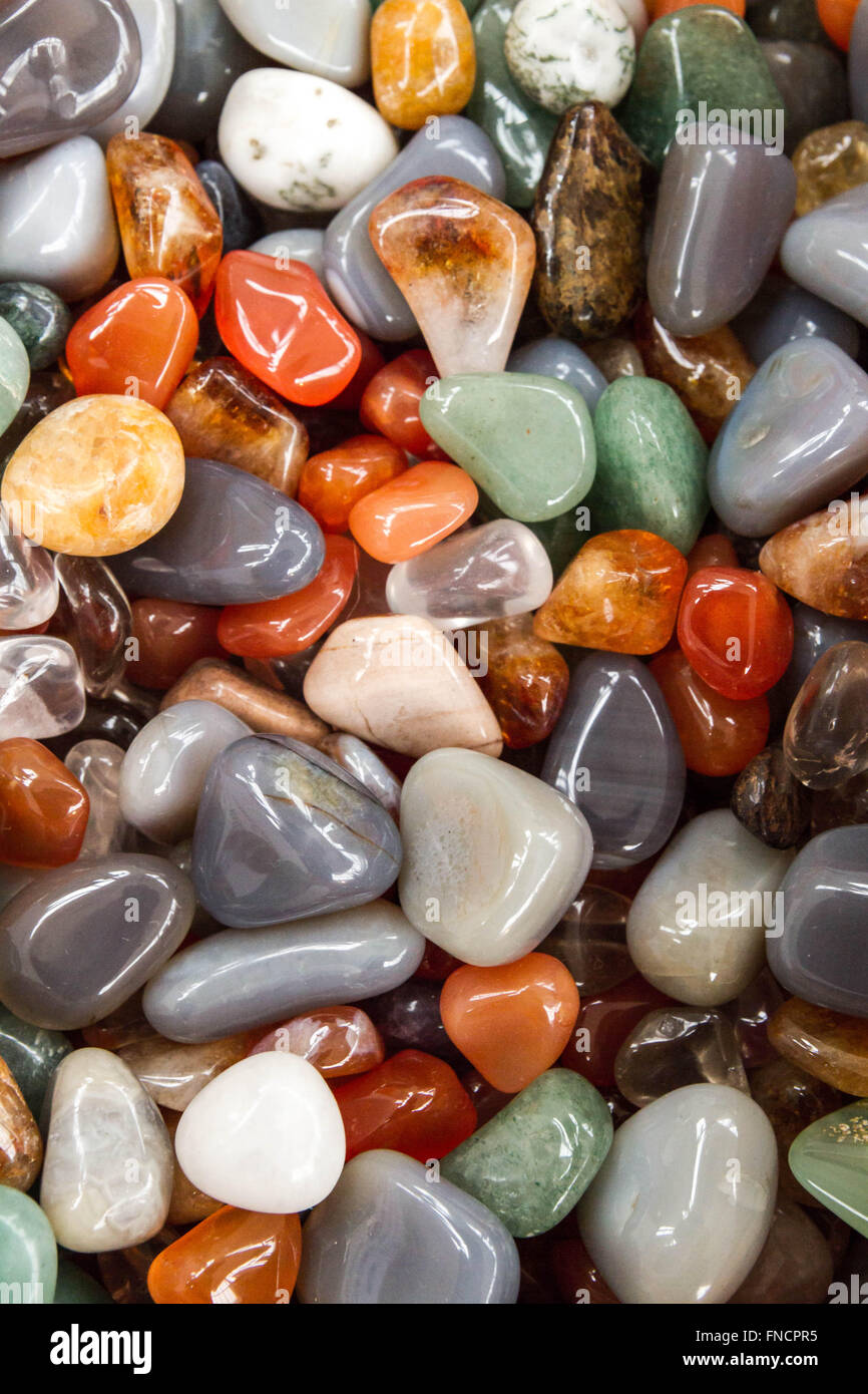 Piedras de colores naturales fotografías e imágenes de alta resolución -  Alamy