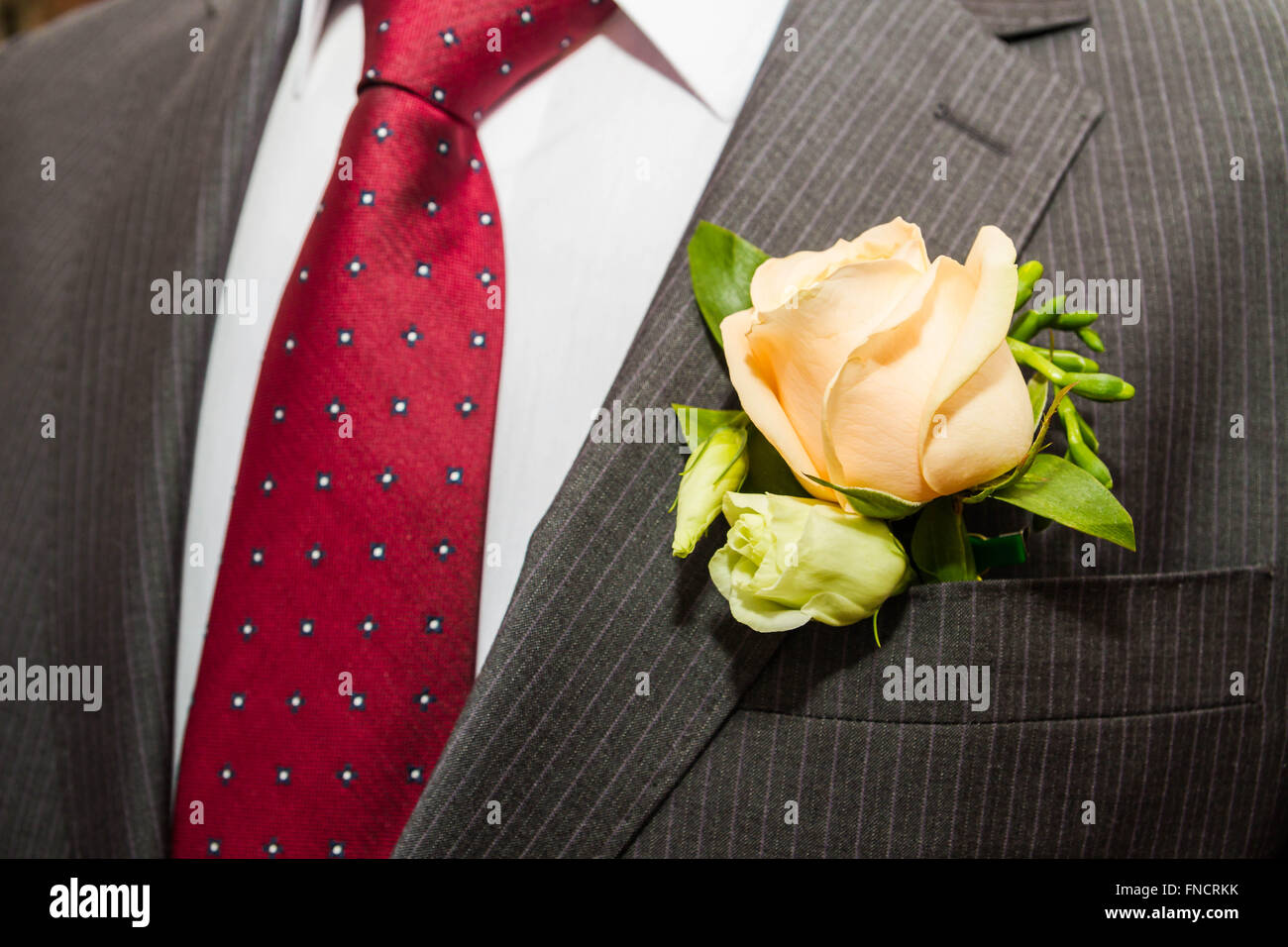 Arreglo floral para la solapa del novio en un traje Fotografía de stock -  Alamy