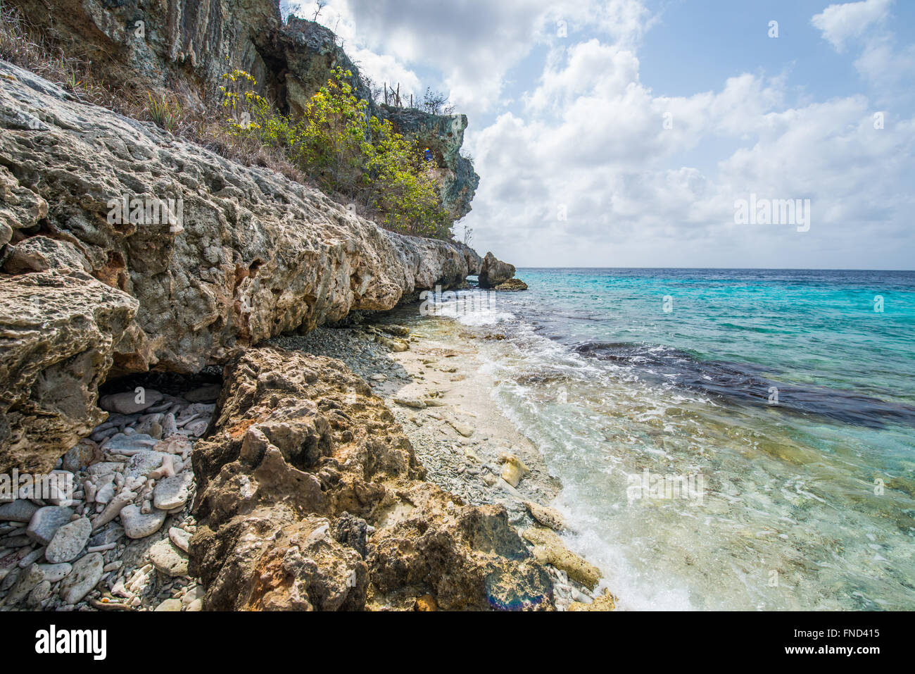 Hermosas aguas azul celeste del mar alrededor de Bonaire Foto de stock