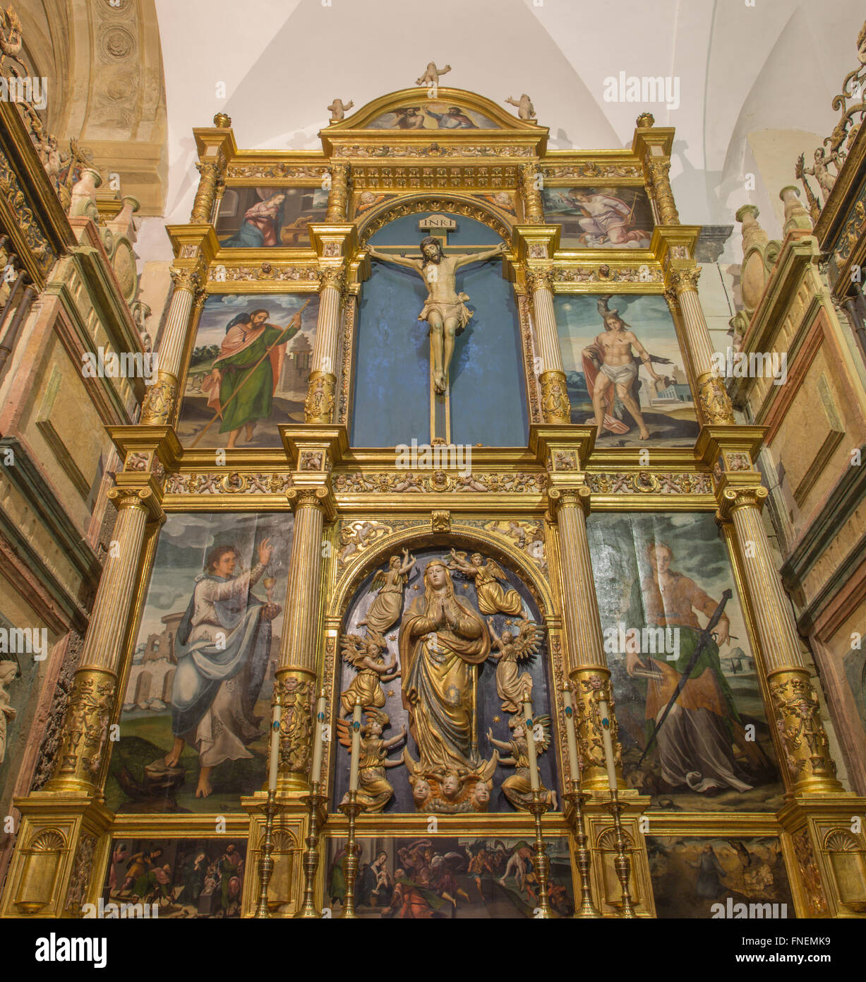 Córdoba, España - 28 de mayo de 2015: el altar policromada tallada en la catedral diseñada por Hernán Ruiz II, siglo XVI. Foto de stock