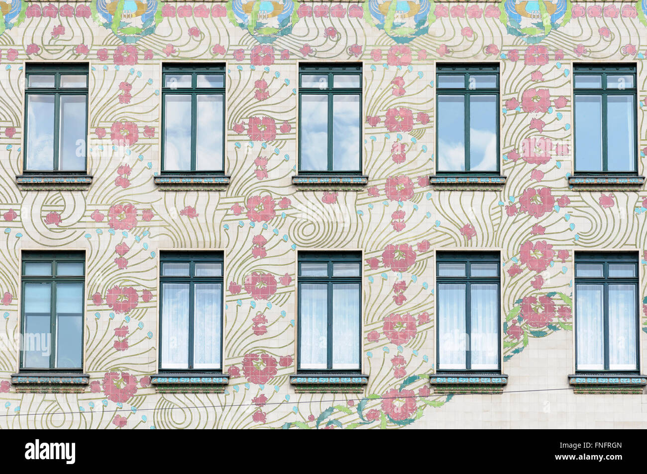 La ornamentada fachada Art Nouveau de la Majolika Haus por Otto Wagner, en Viena, Austria Foto de stock