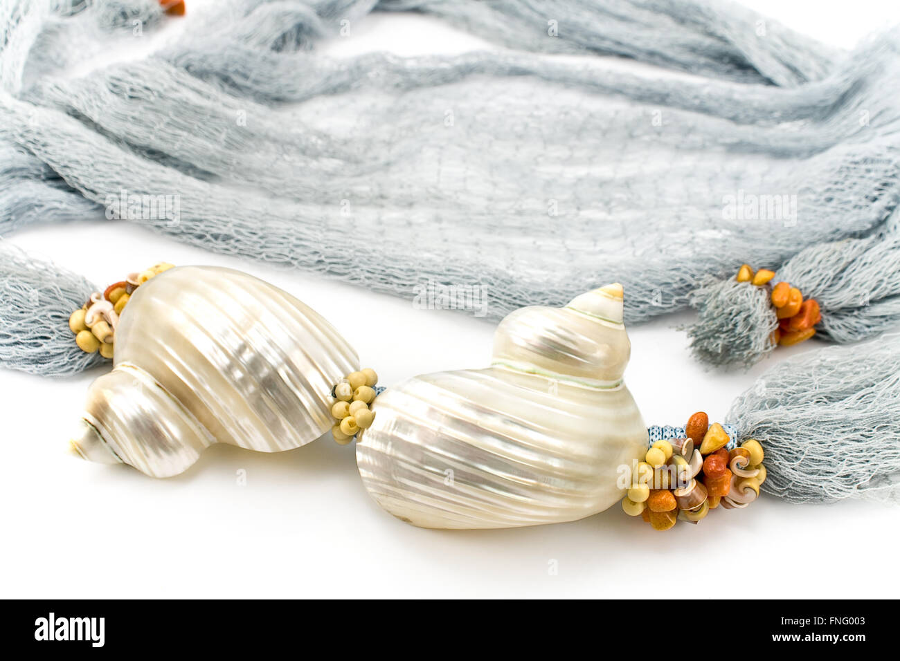 Conchas de colorida bufanda femenina sobre blanco Foto de stock