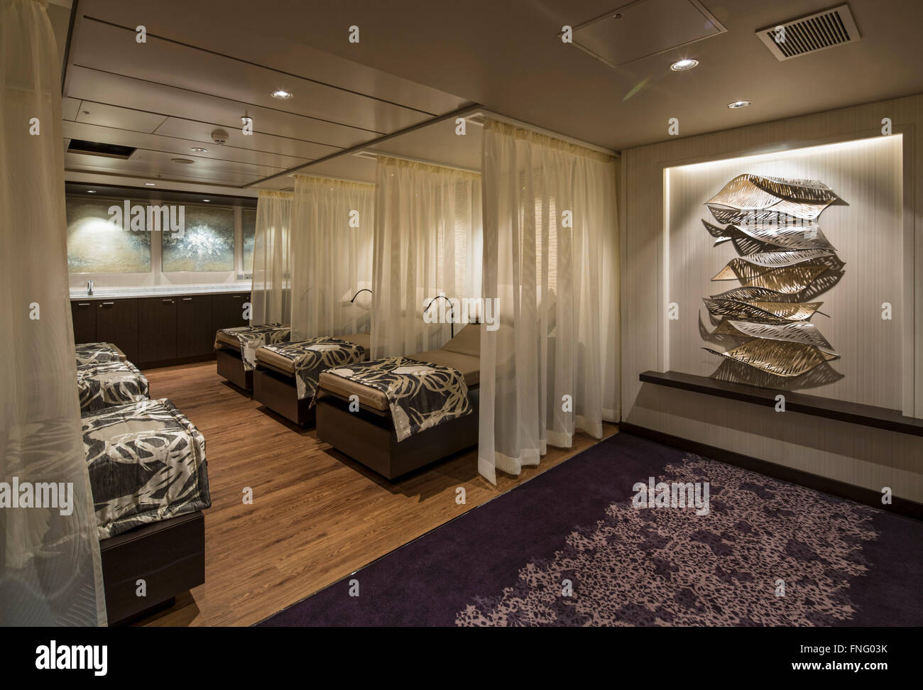 Zona de relajación, sala de tratamiento. Norwegian Cruise Ship - La fuga, Southampton, Reino Unido. Arquitecto: Diseño de SMC, 2015. Foto de stock